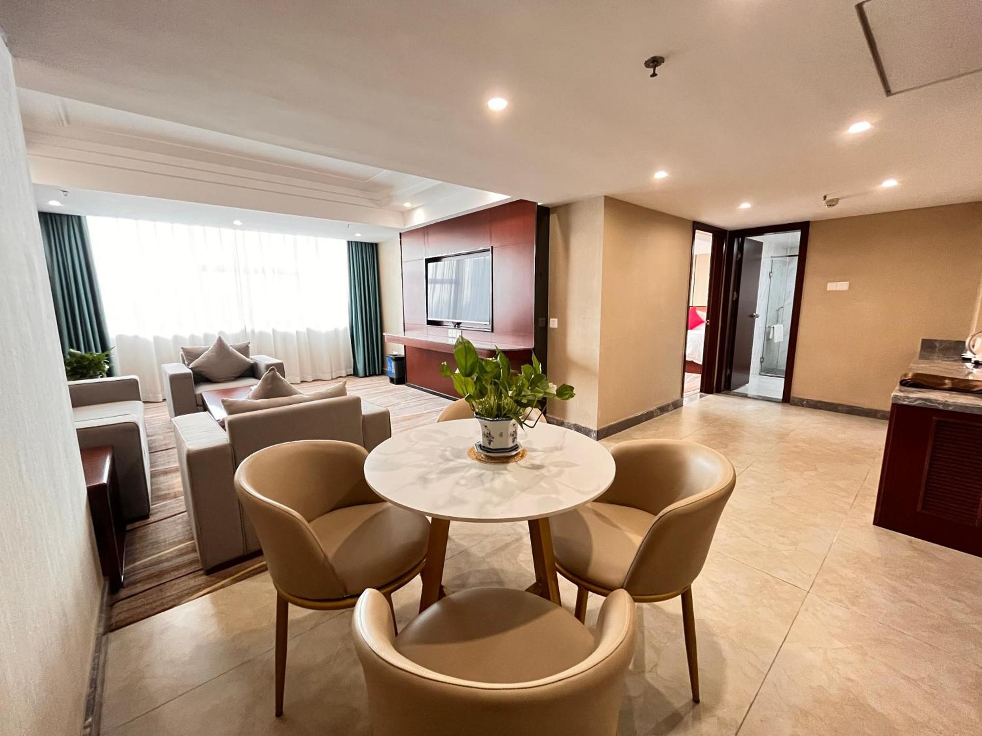 Skyline Plaza Hotel Canton Esterno foto