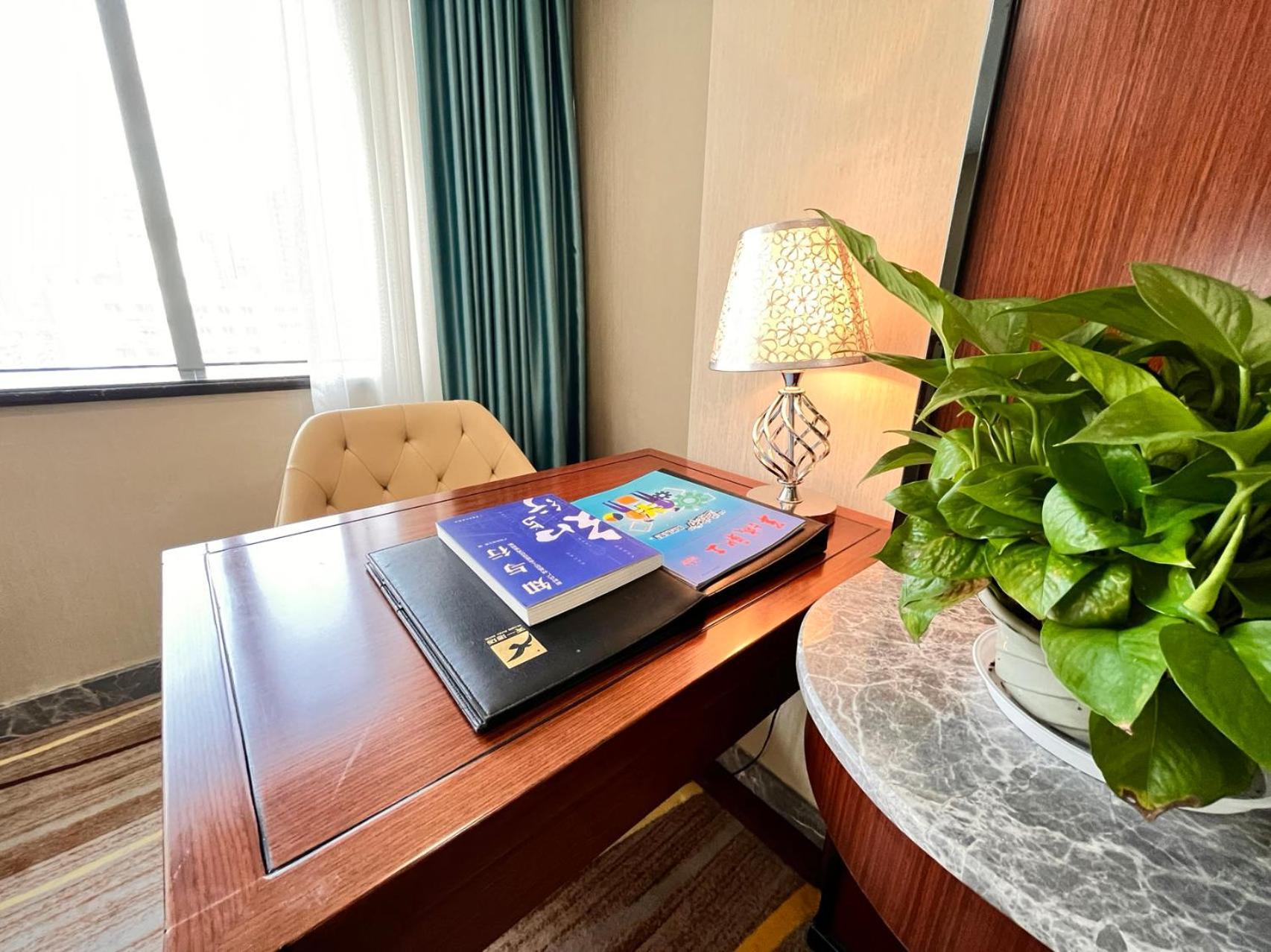 Skyline Plaza Hotel Canton Esterno foto