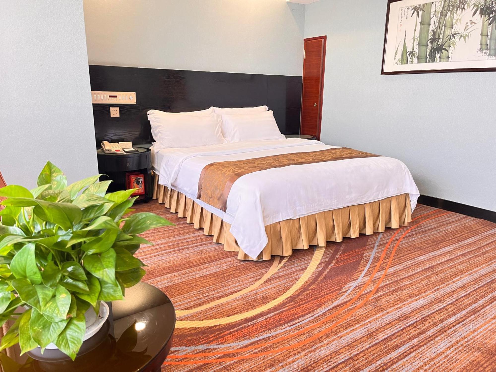 Skyline Plaza Hotel Canton Esterno foto