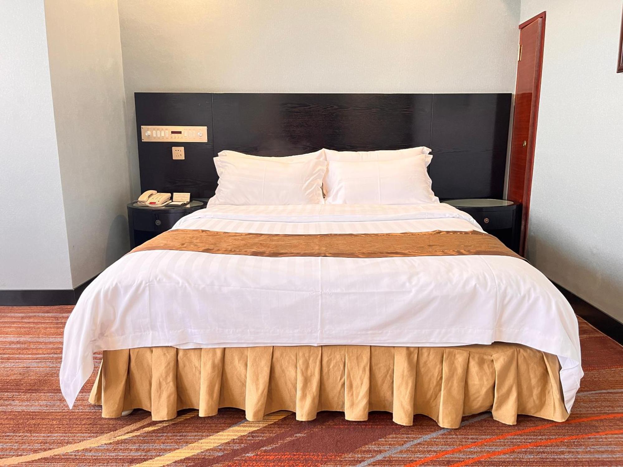 Skyline Plaza Hotel Canton Esterno foto
