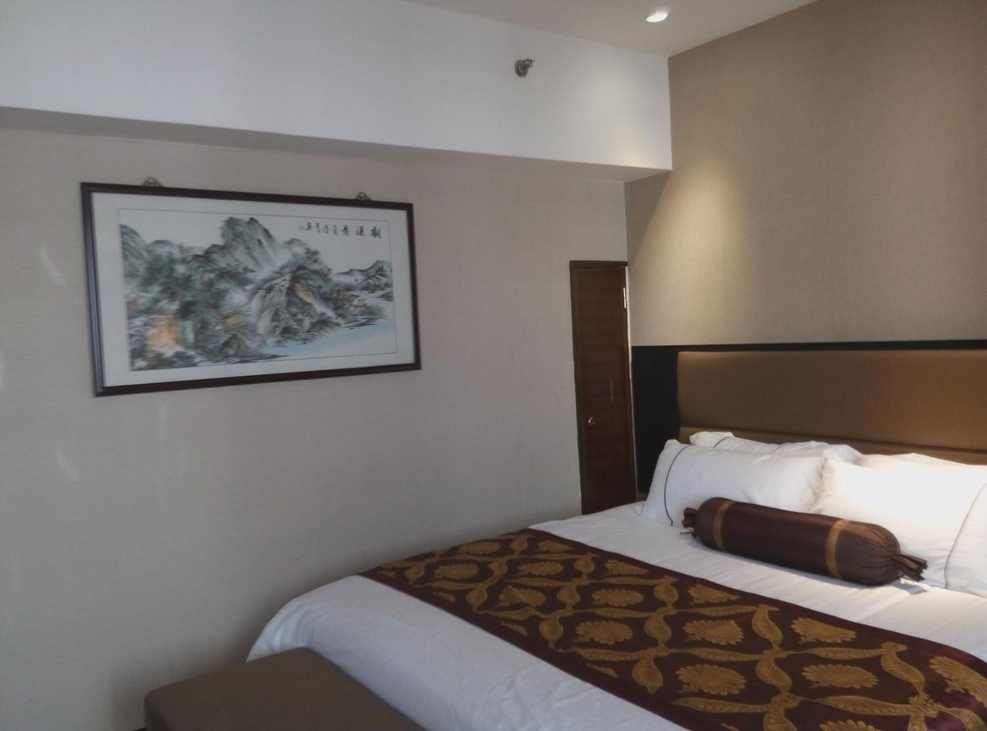 Skyline Plaza Hotel Canton Esterno foto
